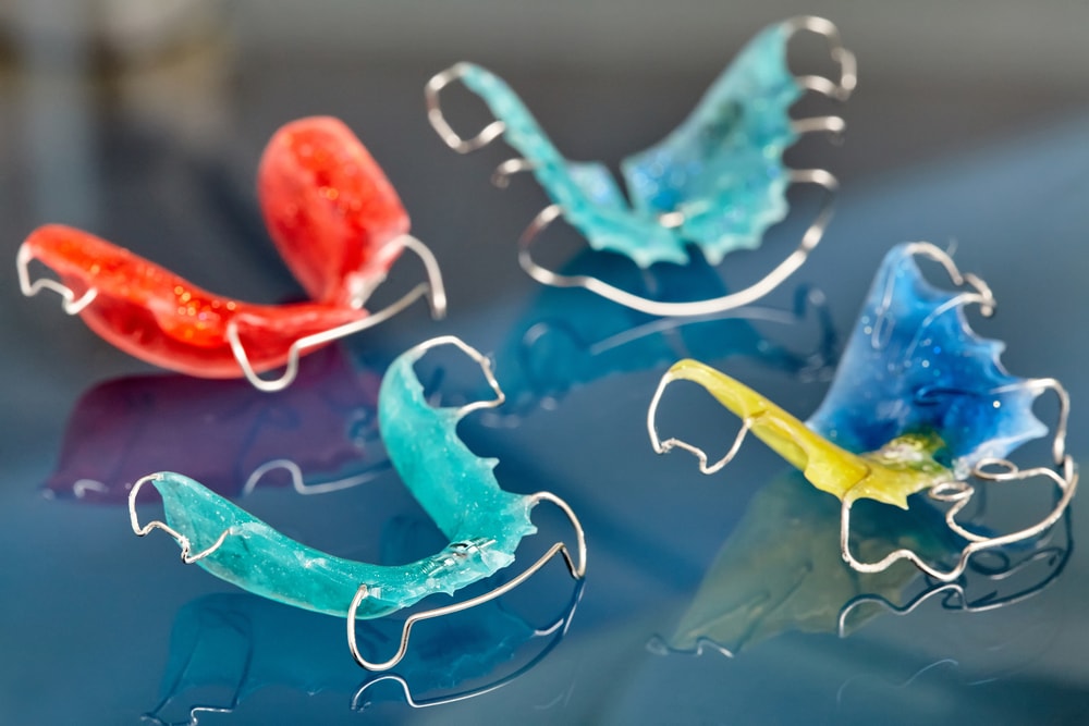 Multicolored retainers